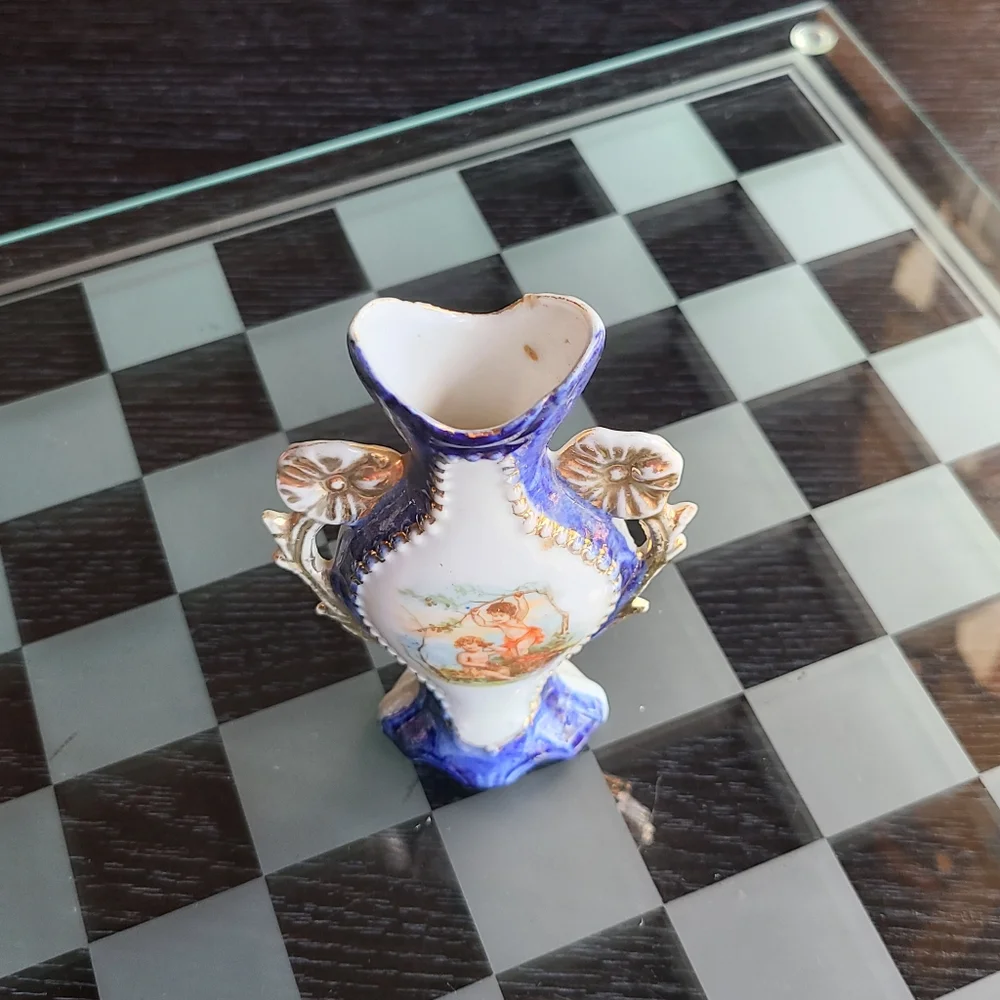 Victoria Vintage Bud Vase collectible